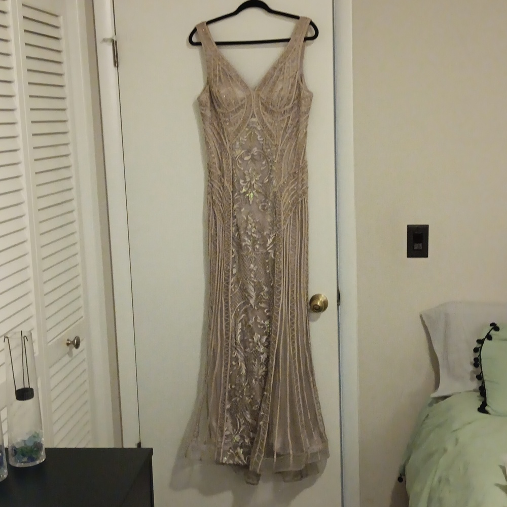 Montage by Mon Cheri Beaded Gown V Neck Sleeveless Evening Dress Size 10 M
